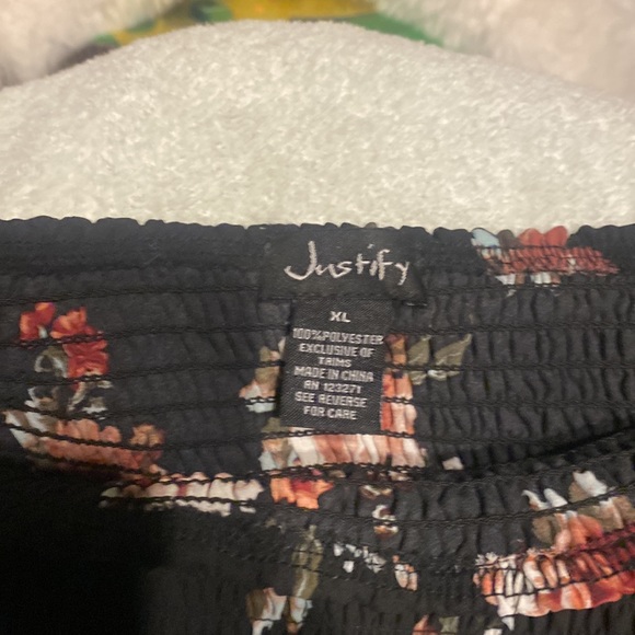 Justify juniors blouse, floral print with elastic gathers around the torso. - Picture 2 of 3